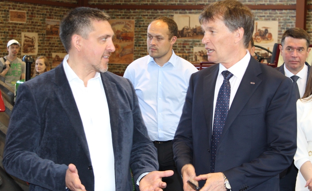 General Director of OJSC “Gomselmash” Alexander Novikov visited the company “Bizon”