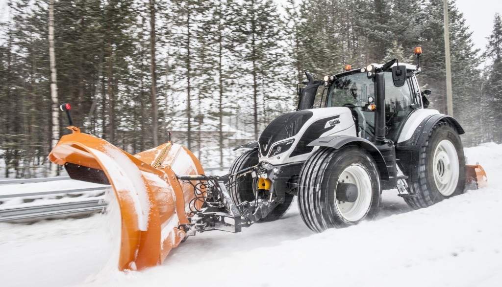 Бизон поставил трактор Valtra в Международный аэропорт Краснодар