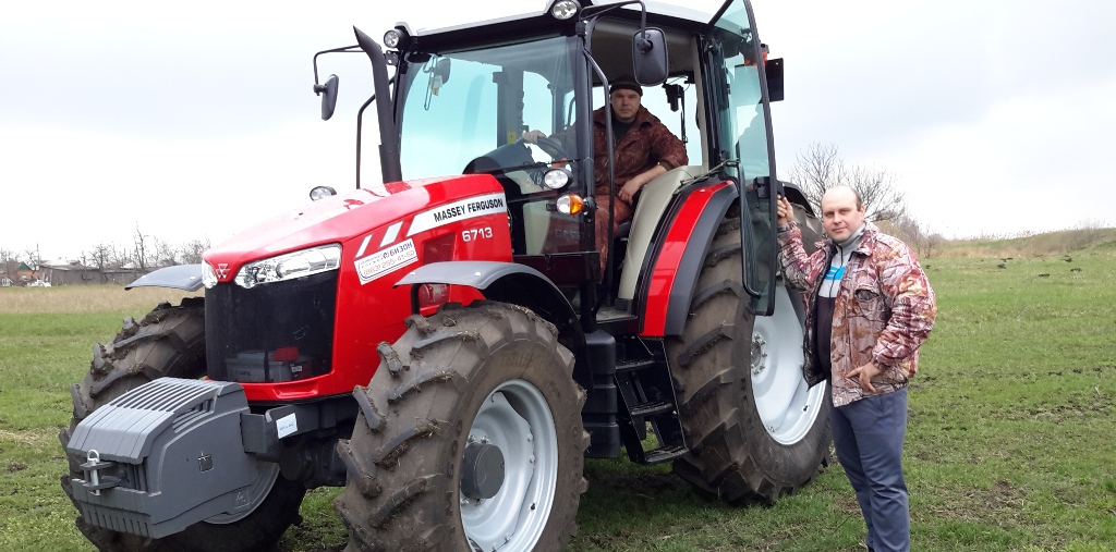 Золотая середина: зерноградский фермер испытывает трактор Massey Ferguson 6713