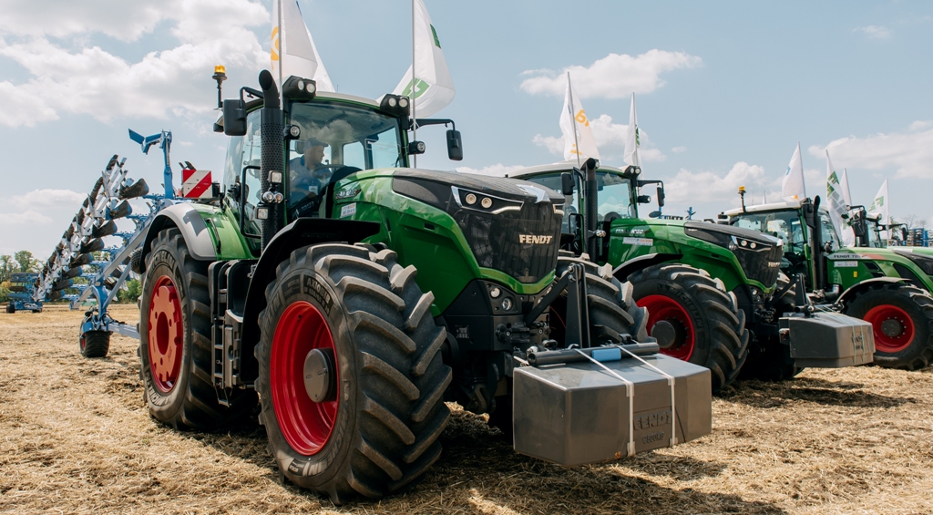Day of field Fendt & Valtra: Field demonstration of technology for effective farming