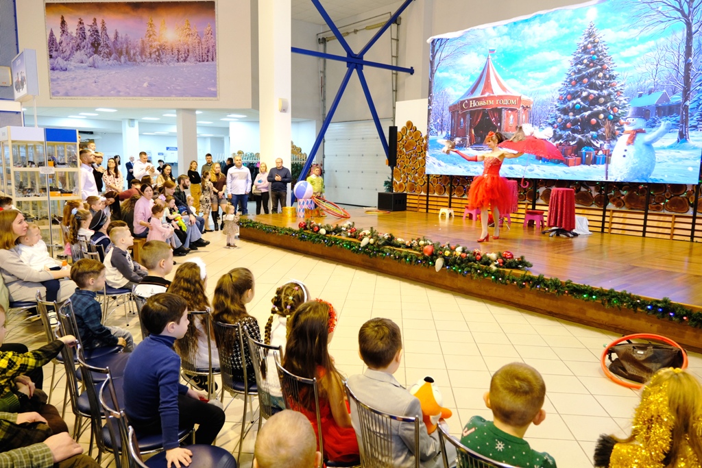 Мы встречаем Новый год: в компании прошли традиционные детские утренники