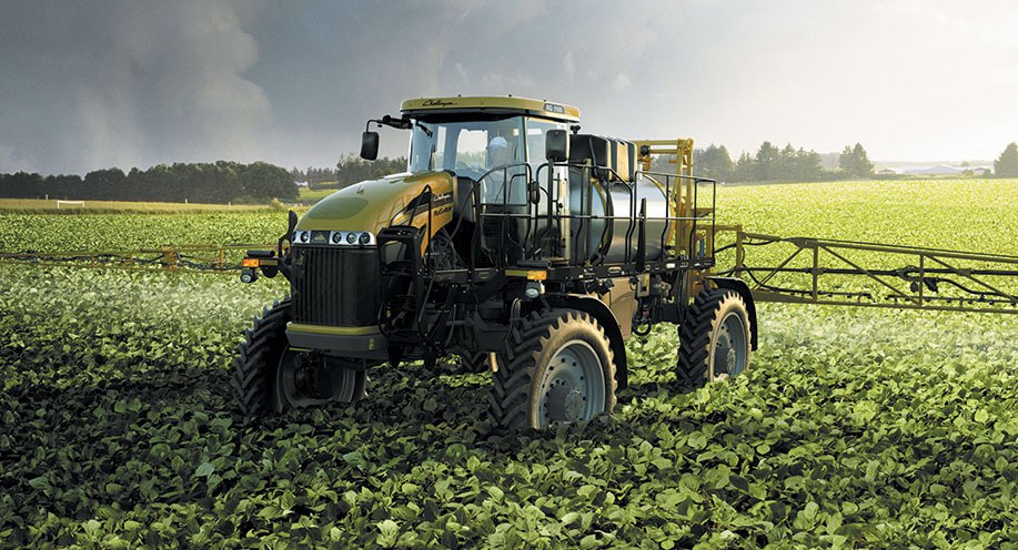 Cамоходный опрыскиватель Challenger RoGator для работы на полях со сложным рельефам