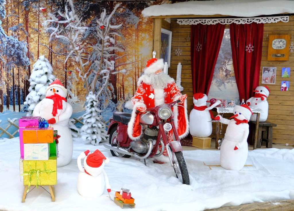 Поздравляем с наступающим Новым годом и Рождеством!