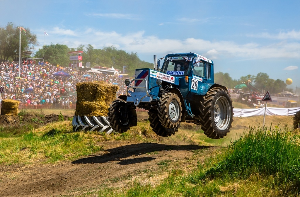 Гонки на тракторах «Бизон-Трек-Шоу» вновь в рейтинге чудес 