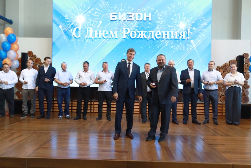 Сотрудников компании поздравили с трудовыми юбилеями