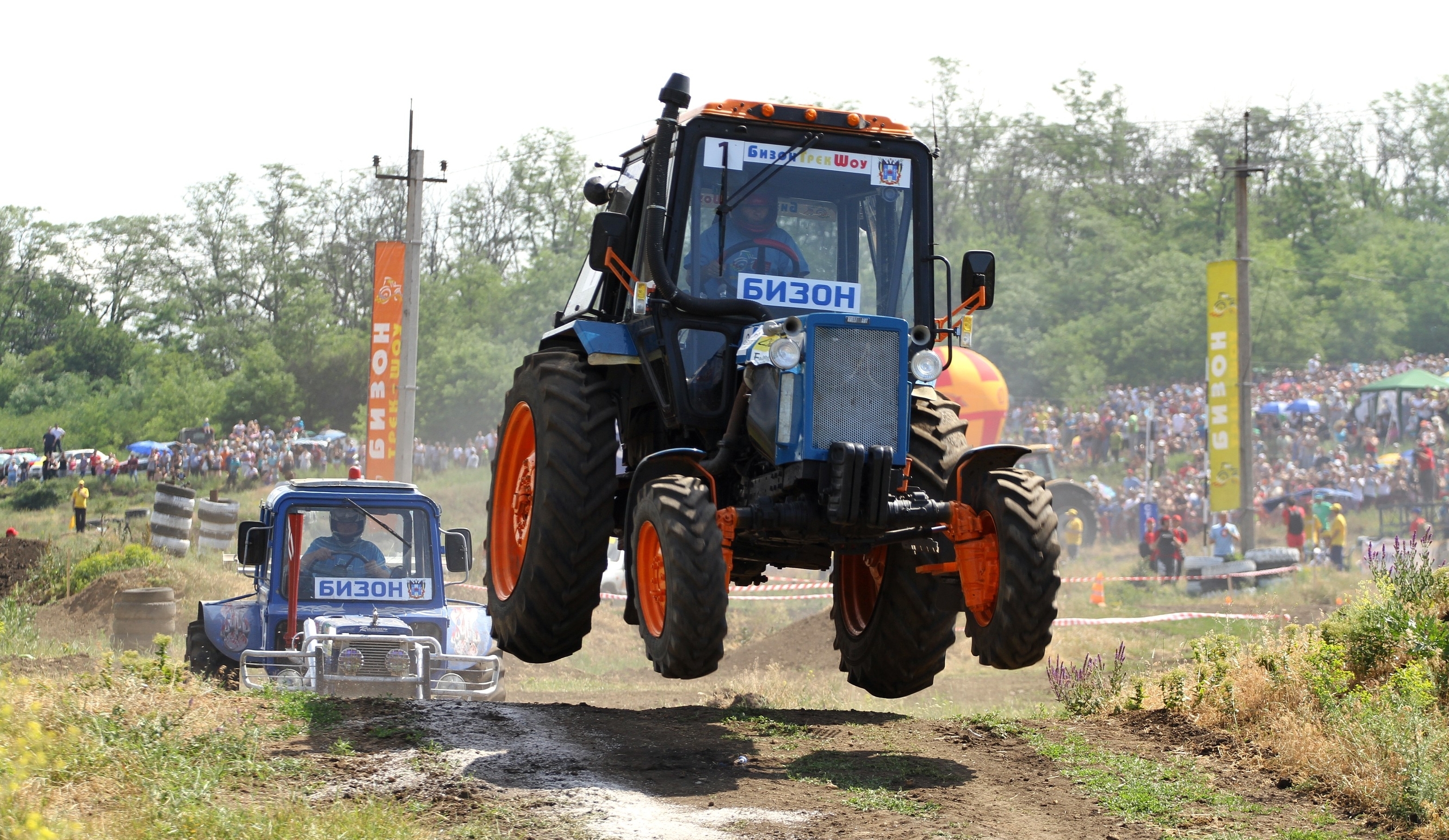 В Ростове-на-Дону гонки на тракторах прошли на предельной скорости